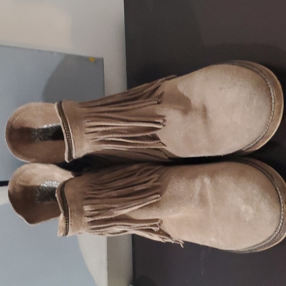 dingo Shoes - CUTE! Dingo, fringed short, beige leather boots.